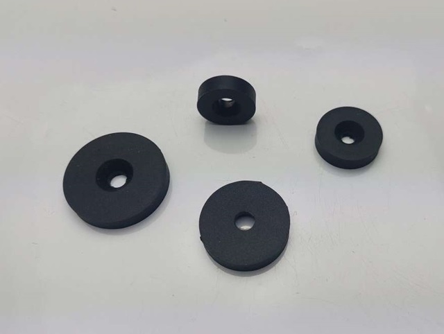 Magnesy neodymowe z otworem pod wkręt w gumie